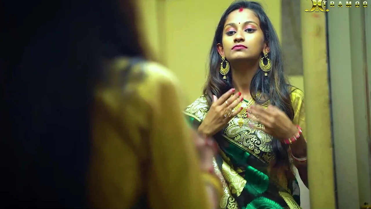 सेक्सी सुंदर पति ने अपनी पत्नी को चोदा जब वह उत्सव देखने के लिए तैयार हो गई