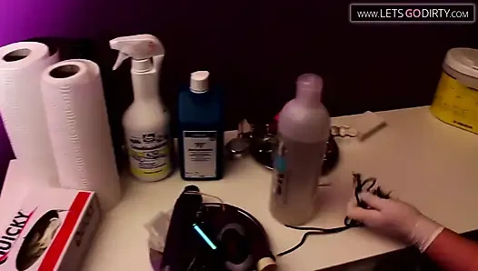 Hasta ve çılgın kölemle oynuyorum