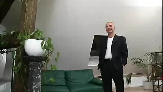 Yaşlı adam bebek amcığını seviyor