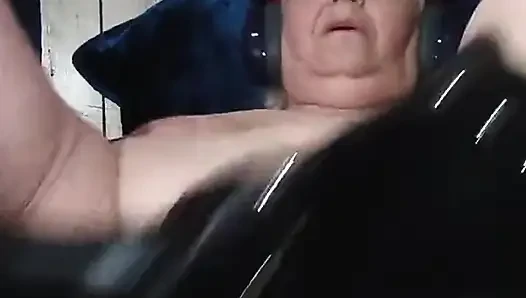 Amcık ayakta oynuyor bu tereyağlı yumruğunu sokuyor