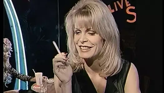 Orta yaşlı seksi hatunların birbirlerinin amlarını emmesini ve yalamasını izle