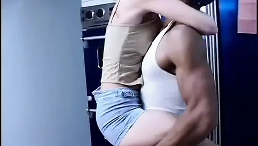 Ateşli sarışın adam onu sikmeden önce amını kanepede yalıyor