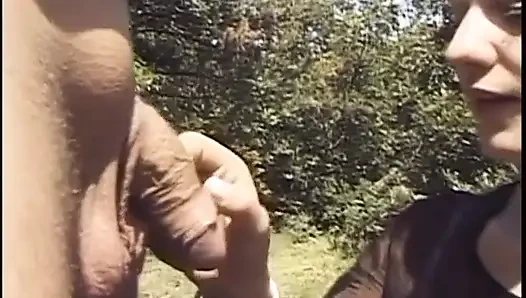 Amcığı ve yarağı seven biseksüel bir adam için açık havada sikiş