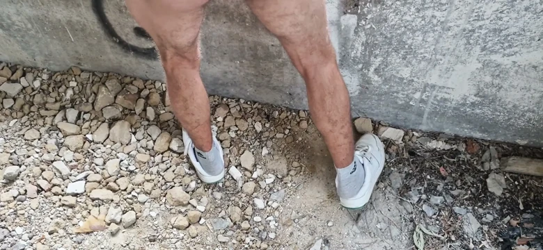 Terk edilmiş bir fabrikada genç bir sikici babasıyla tanıştı ve gelene kadar deliklerini sert sikti