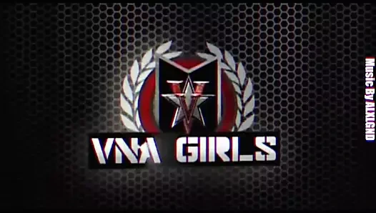 En ateşli üçlü! busty milf sara alakarga misafirlerini sikikleri!