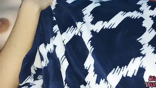 Üvey kızımı siktiğimde amının ve göğüslerinin çok sevimli olduğunu görüyorum