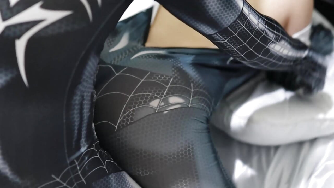 Büyük kıçlı Asyalı kız Spiderman cosplay yapıp içine boşalana kadar sikiyor