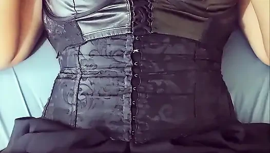 Gotik kız şu anda ateşli ve büyük göğüsleriyle oynamak istiyor