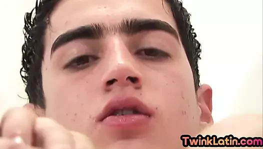 21 yaşındaki twink latin parmaklar göt ve tek başına sikişiyor