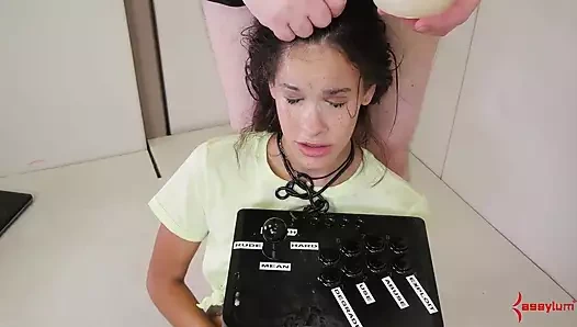 Ayak yalama itaatkar efendisine parçalanıyor