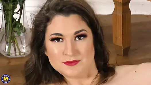 Uzun boylu olgun anne yarağını domaltarak istiyor