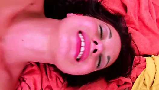 İki sevimli genç kız fotoğraf çekiminde sikiliyor