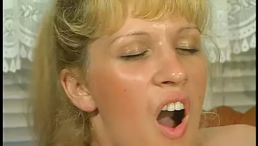 Junge Blondine 24 Jahre wird von zwei Schwaenzen besamt und ist vielleicht Schwanger