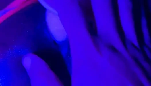 Zenci tanrıça sızdırıyor: neon tanga ve dildo fışkırtıyor