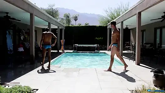 Havuz başında büyük bir yarağın tadını çıkarıyor