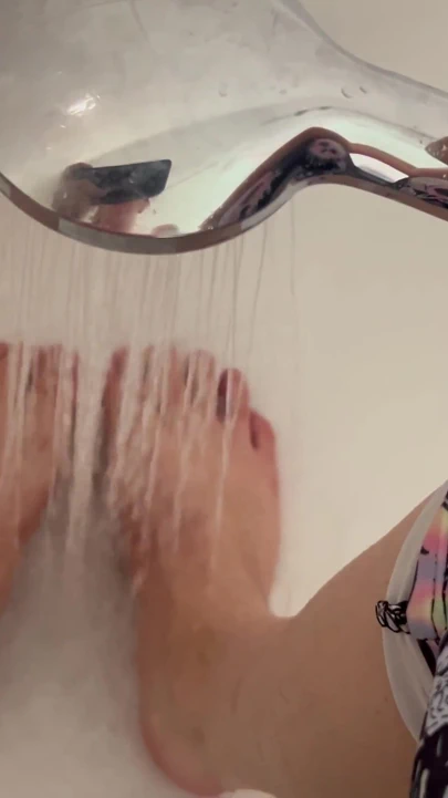 Koştuktan sonra terli ayaklarımı yıkıyorum