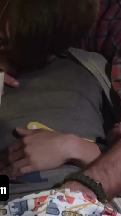 Seksi üvey baba sevimli üvey oğlunu sikmek için kendini kontrol edemiyor - Austin Xanders, Alex Killian | Klip 1