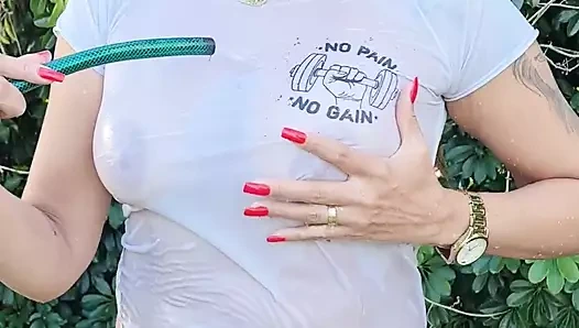 Fahişe evli kadın hortumla duş alıyor