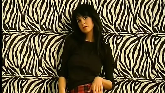 Benim adım Veronika teşhirci bir esmer model ve bugün ilk kez mastürbasyon yapıyorum