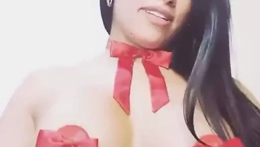 Göğüslerini dans ettiriyor