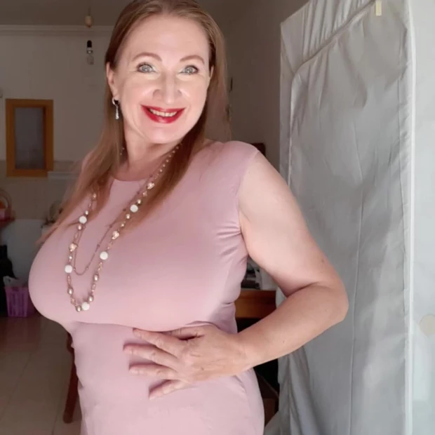 Грудастая горячая бабушка