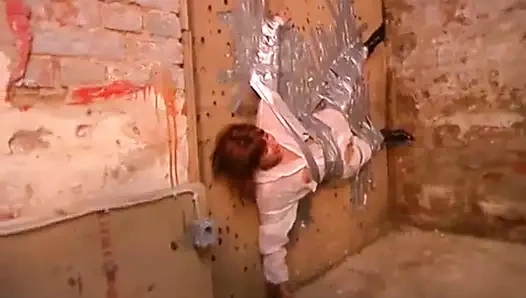 Dominus Ronaldo kızıl saçlı kölesini duvara bantladı ve onu o pozisyonda emmesine izin verdi