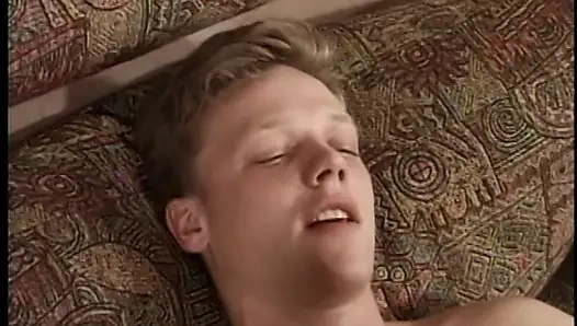 Dostum aynı anda seksi esmer ve adamdan kafa alır