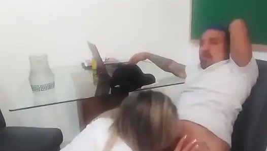 Yaramaz küçük öğrenci kuyruğumu yedi