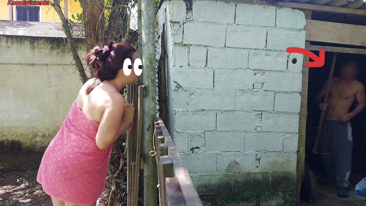 Duş çalışmıyor, evli kadın çiftlik bekçisi sadece havlu kullanarak yardım istiyor ve seksle ödüyor