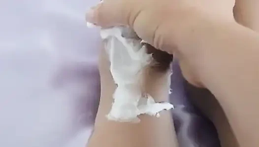 EL KREMI VE VÜCUT SÜTÜ ILE AYAK MASAJı