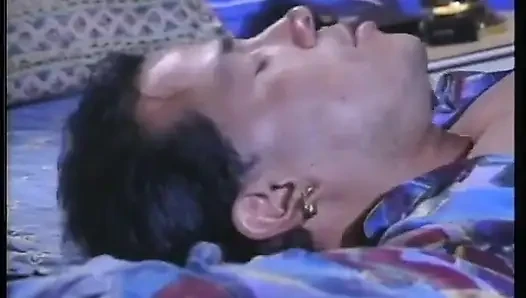 Gece kulübü düzenli ziyaretçi egzotik dansçı Janet Jacme'ye özel dans hakkında soru soruyor