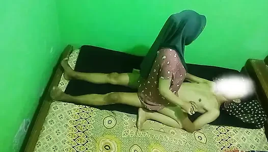 Tesettürlü bir kız bir adam tarafından sikiliyor