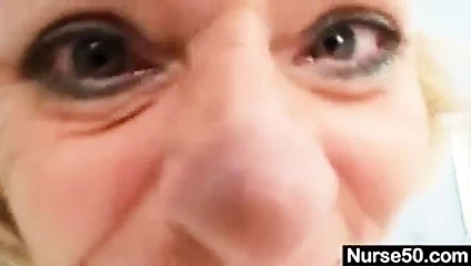 Sarışın anneanne hemşire kullanma gyno kedi serpme makinesi