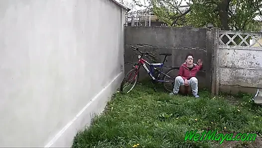 Soğuk bir günde arka bahçede işiyor ve bisikletle ayrılıyor