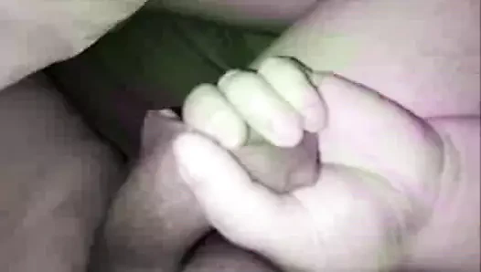 Üvey anne yatakta üvey oğlunun sikini mükemmel sakso çekiyor