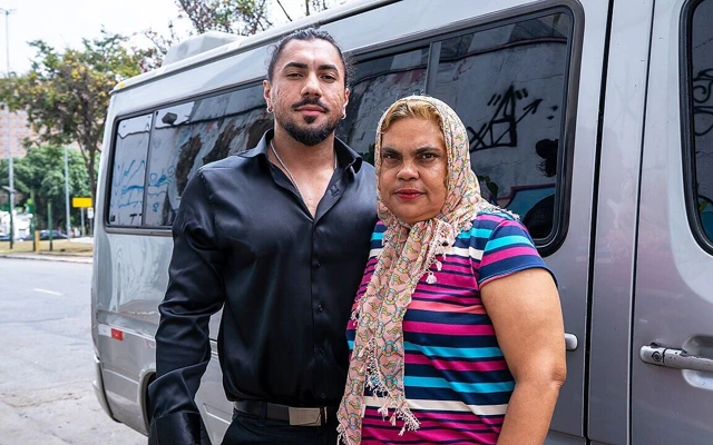 Şişman ninenin götü otobüste parçalanıyor