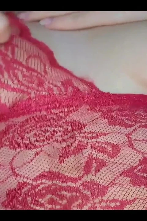 Üvey kız kardeşimle çarşaflar arasında oynuyorum