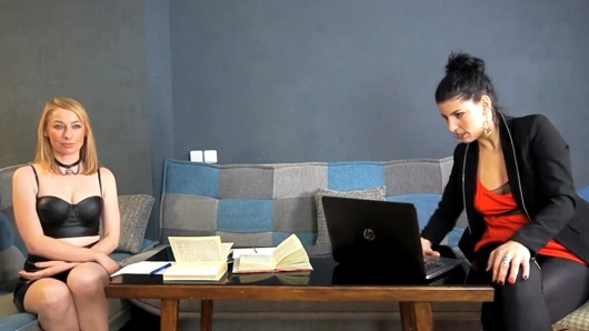 Sarışın ofis asistanını küçük yarağıyla sikiyor