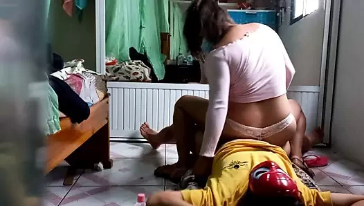 Üvey annesi onu dağınık yatağı düzeltmesi için aradı.