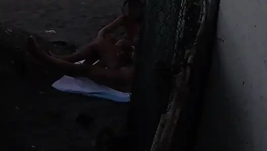 Bir plajda üvey kızımın önünde yarağımı teşhir ediyor ve herkesin önünde boşalmama yardım ediyor