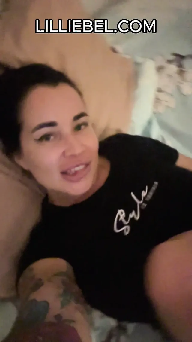 Kalın göğüslü orta yaşlı seksi kadın anal dildo oynamayı seviyor