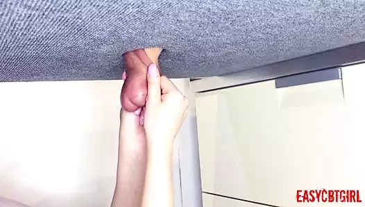 metresi sağım tahtası üzerinde kölenin taşaklarını tıraş