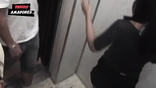 Asansör kamerası evli komşusünü başka bir adamla sikişirken yakalıyor