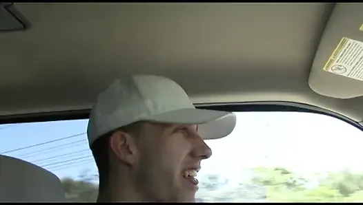 Kısa saçlı fahişe mükemmel vücuduna kalın döl püskürtüyor