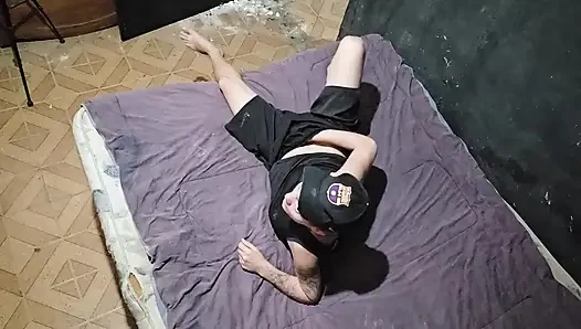 Dyke tahrik olur ve kıçını Leo ogre'ye verir