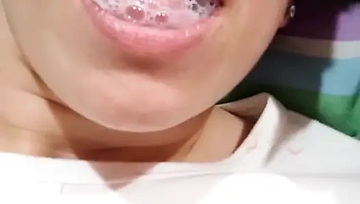 Quickie! Oral seksten sonra boşalıyor ve yutuyor! (açık seks yok)