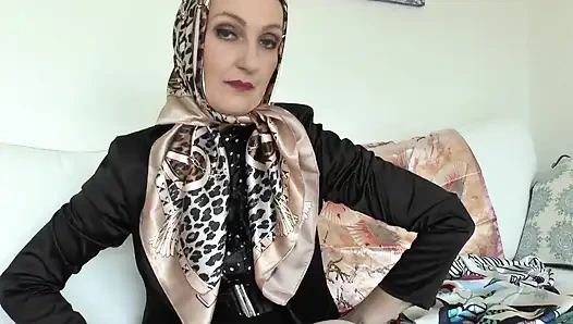 Saten Eşarp Günü! Saten atkımın her yerine boşal, Bayan Victoria Valente