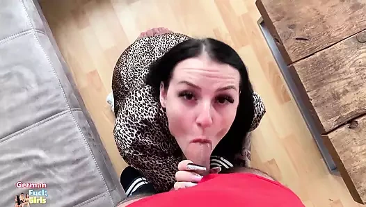 Seksi siyah saçlı kız komşusundan dölleniyor