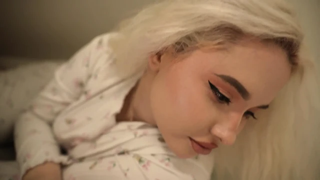 Üvey Kız Kardeş Sürekli Olarak Zaten Sikilmek Gereken En Belirgin Yerlerde Sıkışıp Kalıyor