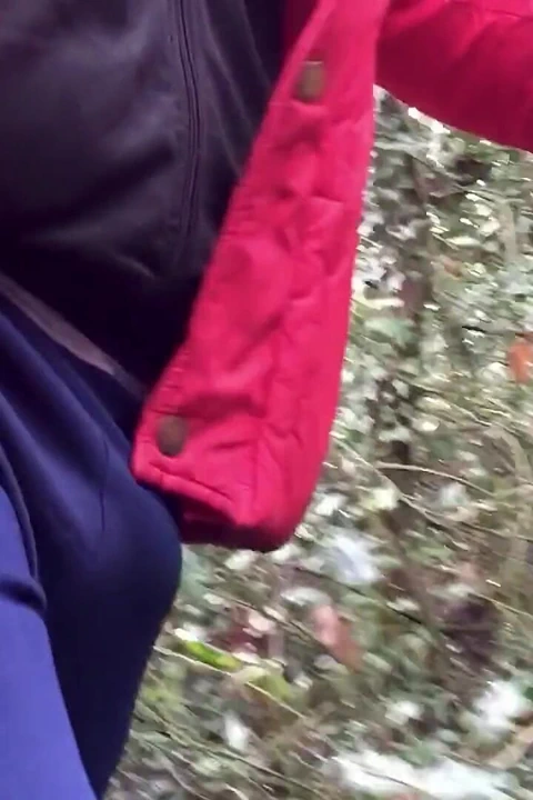 Bu yüzden kış ve dışarısı çok soğuk. İç çamaşırıyla, dışarıdayım ve hakkında